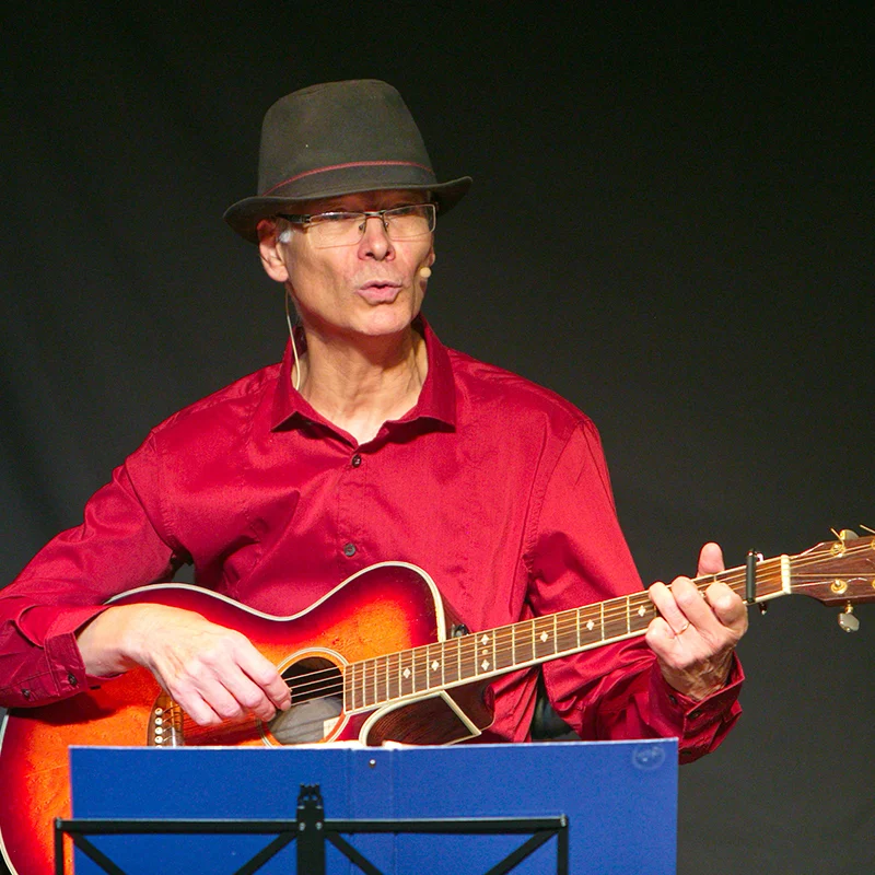 Guitariste en chemise rouge animant une soirée de mariage au Domaine de la Tour, Hérault