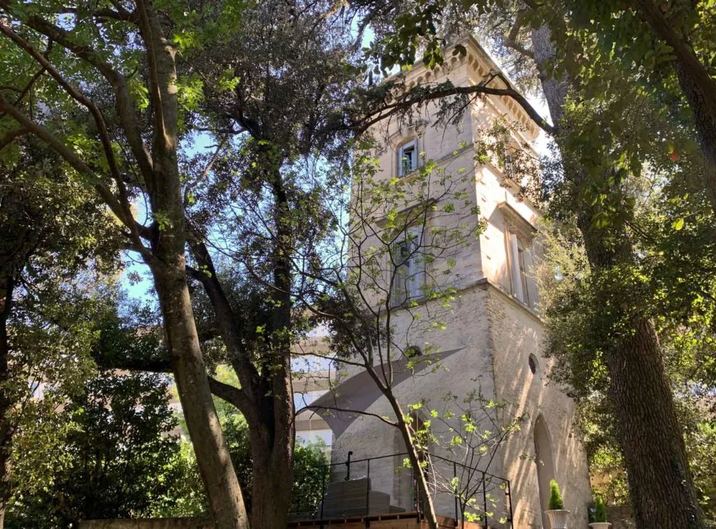 Architecture historique de la tour du Domaine de la Tour Montpellier dans un écrin de verdure, Hérault