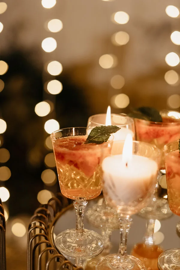 Cocktails rosés et bougies sous guirlandes lumineuses lors d'un mariage au Domaine de La Tour Montpellier Hérault