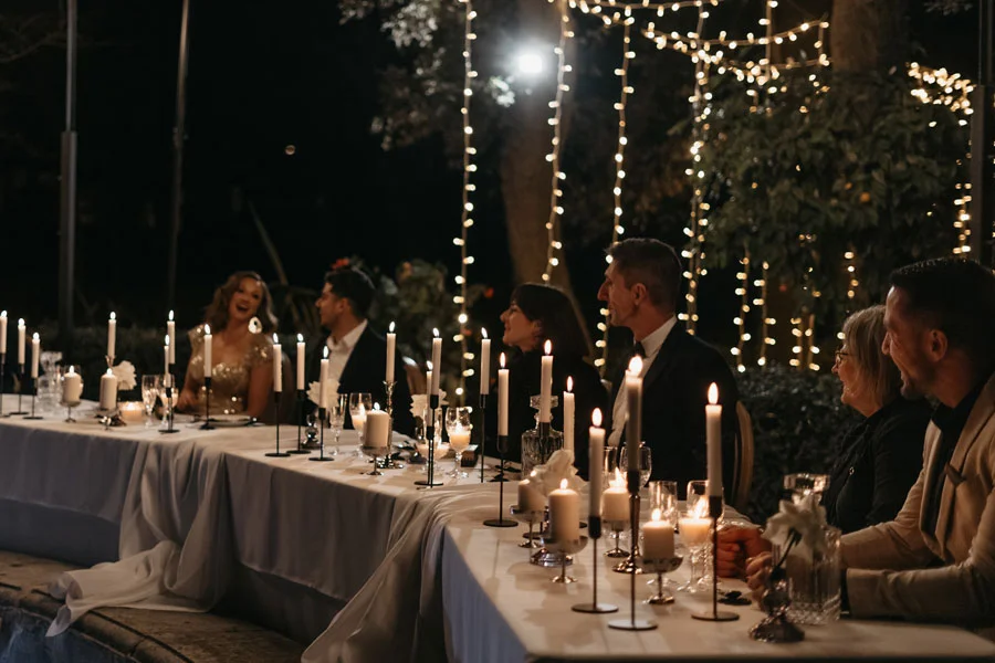 Dîner de mariage nocturne aux bougies et guirlandes lumineuses au Domaine de la Tour Montpellier, Hérault