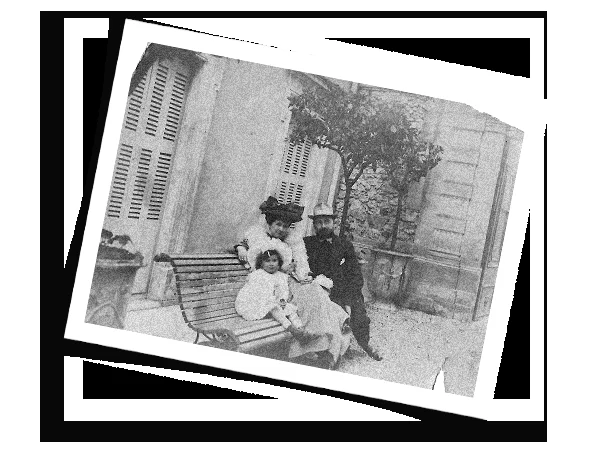 Photo ancienne d'une famille devant la façade du Domaine de La Tour Montpellier, histoire du lieu mariage en Hérault