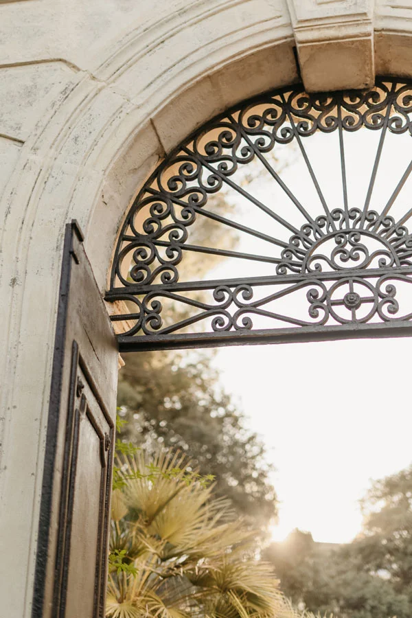 Portail en fer forgé aux volutes élégantes à l'entrée du Domaine de La Tour Montpellier, lieu mariage Hérault