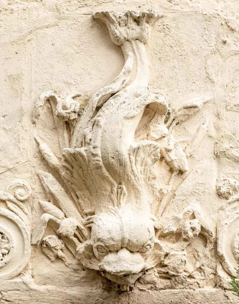Sculpture en bas-relief d'un dauphin en pierre calcaire sur la façade du Domaine de la Tour à Montpellier, Hérault