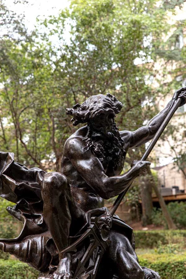 Statue en bronze mythologique dans le jardin du Domaine de La Tour Montpellier, lieu de mariage en Hérault