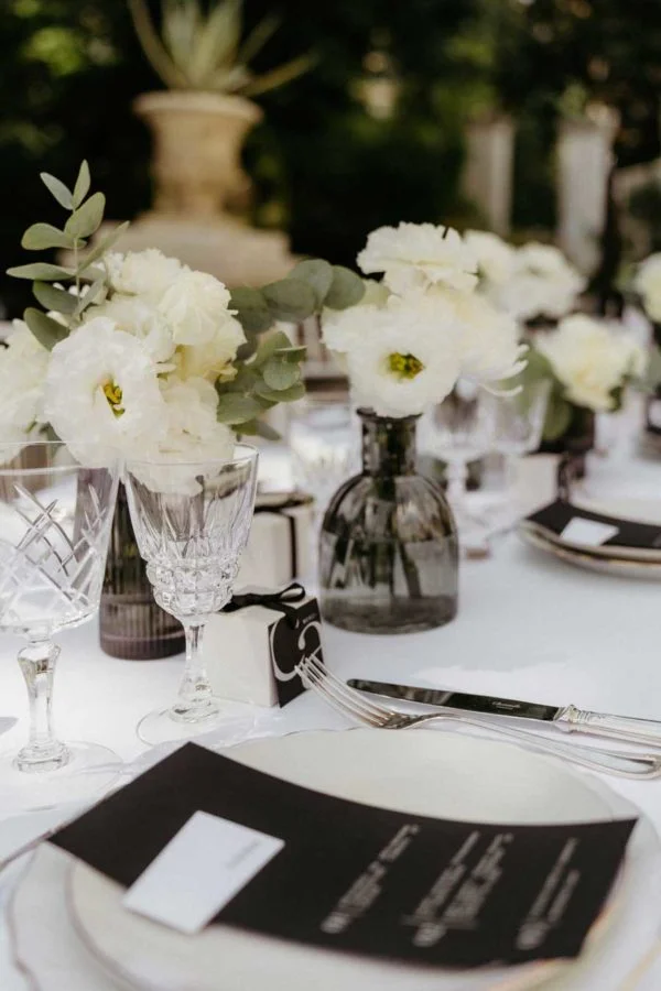 Table dressée mariage pivoines blanches eucalyptus vases cristal Domaine de la Tour Montpellier Hérault