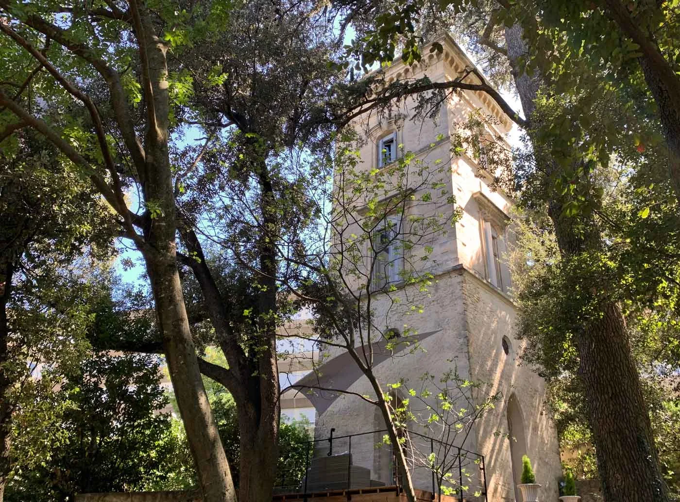 Vue extérieure de la tour en pierre du Domaine de la Tour Montpellier, lieu de réception mariage en Hérault