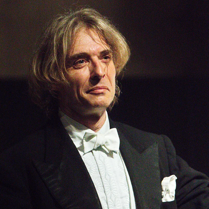 Portrait d'un musicien classique en habit de soirée lors d'un concert au Domaine de la Tour en Hérault