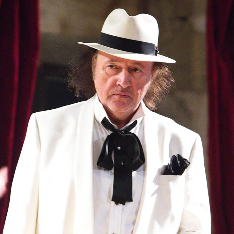 Artiste en costume blanc chapeau Panama lors d'une soirée spectacle au Domaine de la Tour Hérault