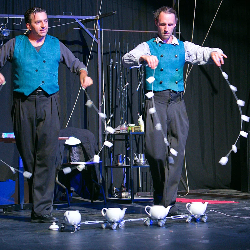 Numéro de cirque avec théières lors d'une soirée de mariage au Domaine de la Tour, Hérault