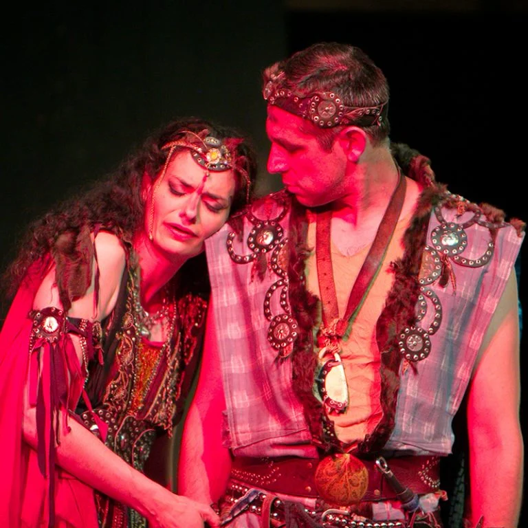 Duo d'acteurs en costumes lors d'un spectacle au Domaine de la Tour Hérault