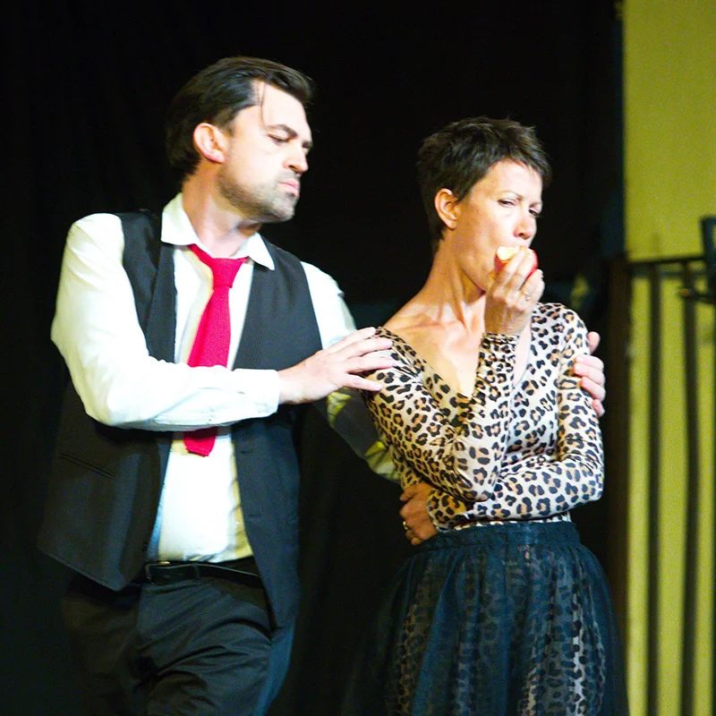 Spectacle de théâtre lors d'une soirée de mariage au Domaine de la Tour dans l'Hérault