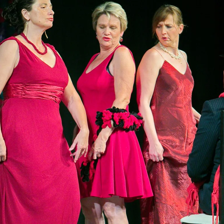 Trio d'actrices en robes fuchsia lors d'un spectacle au Domaine de la Tour, Hérault