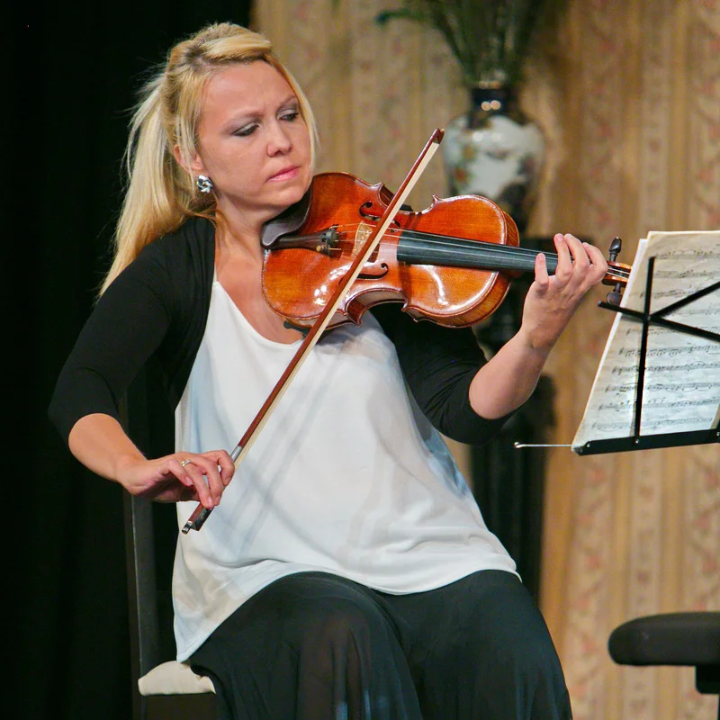 Violoniste blonde en concert lors d'un mariage au Domaine de la Tour dans l'Hérault