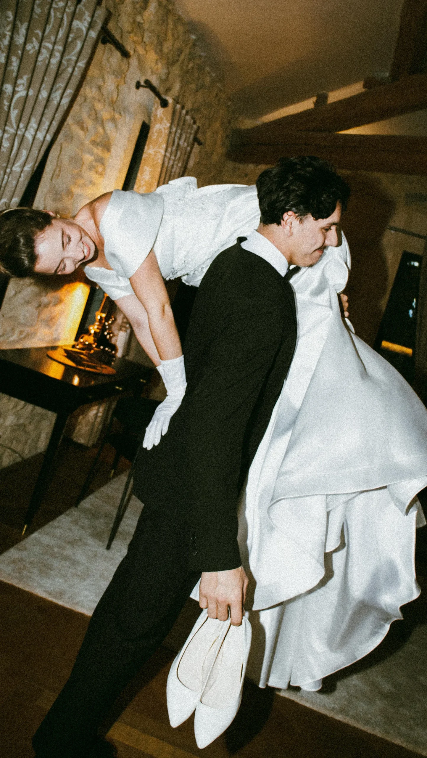 Mariés complices et joyeux lors de la soirée de mariage au Domaine de la Trinité dans l'Hérault
