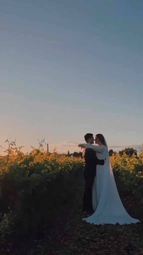 Couple de mariés s'embrassant dans le vignoble au coucher du soleil, Domaine de la Trinité, Hérault