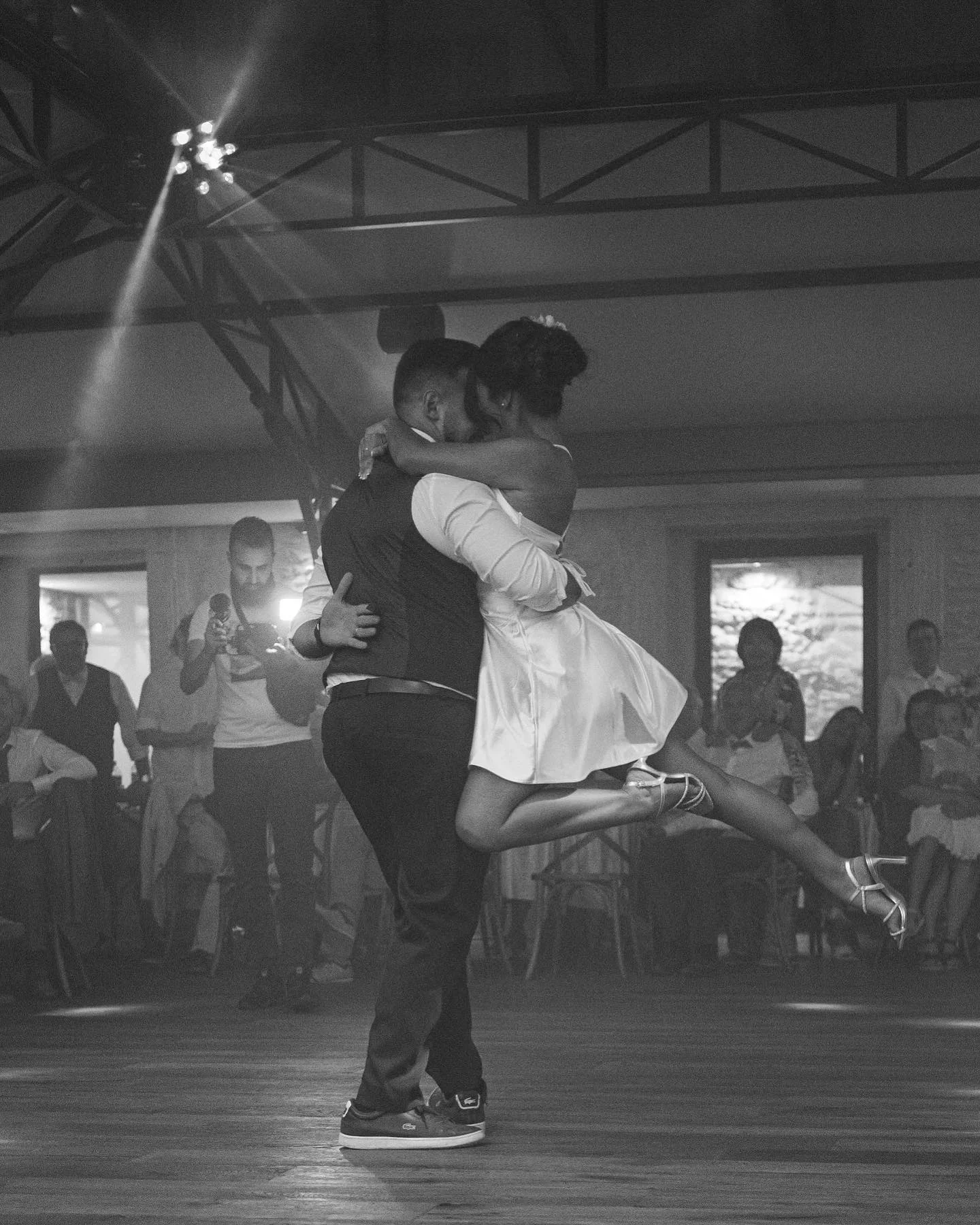 Première danse des mariés au Domaine de la Trinité en Hérault, couple enlacé sous les lumières de la salle de réception