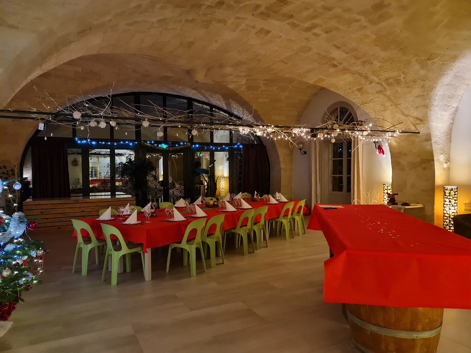 Cave voûtée en pierre du Domaine de l'Argentière décorée pour une réception de Noël dans l'Hérault