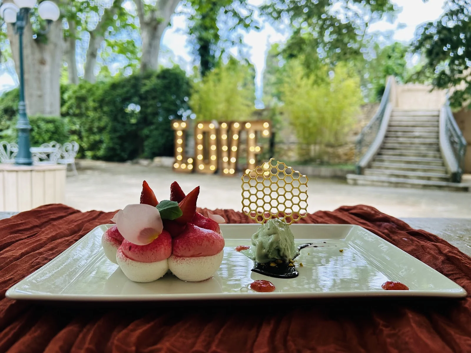 Dessert gastronomique servi au Domaine de l'Argentière avec décoration LOVE lumineuse pour un mariage dans l'Hérault