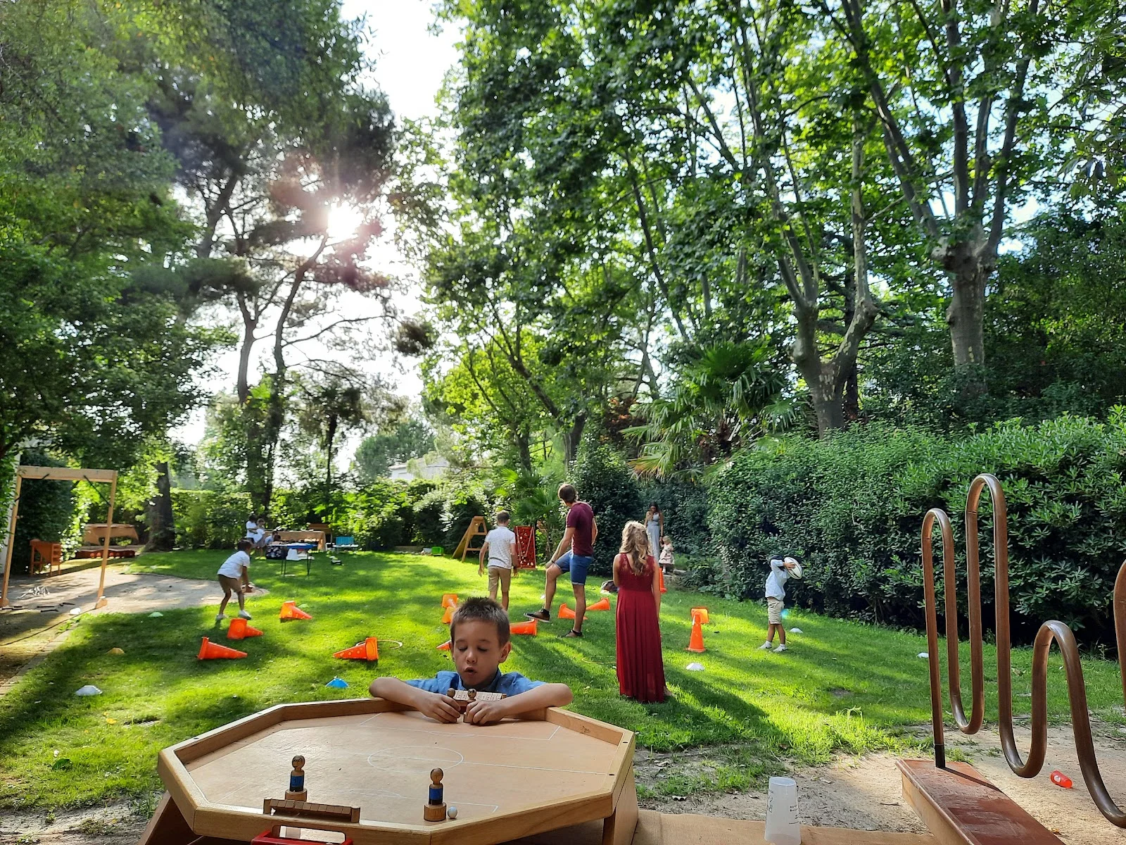 Espace jeux pour enfants dans le jardin du Domaine de l'Argentière lors d'un mariage dans l'Hérault