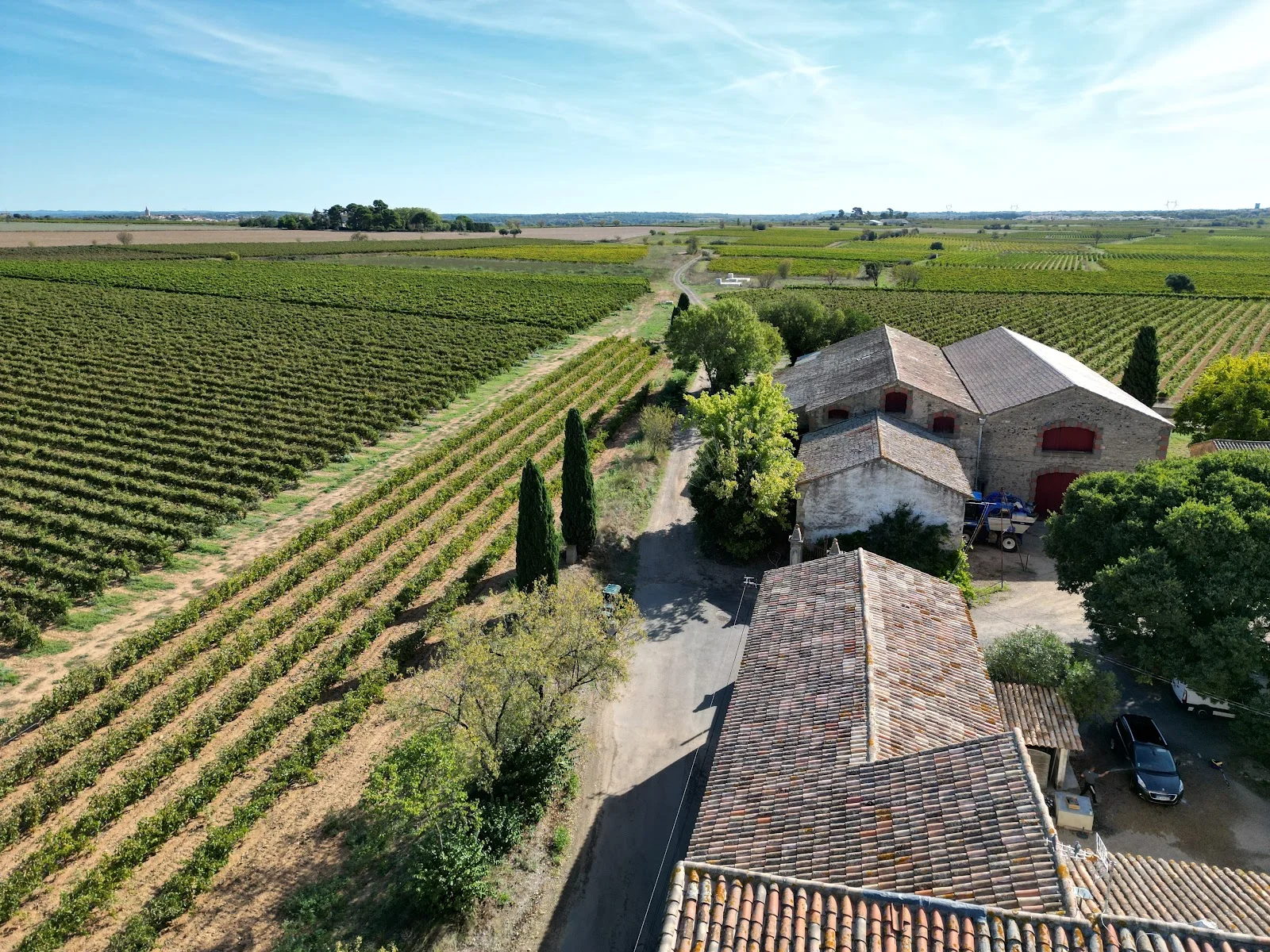 Vue aérienne des bâtiments du Domaine de l'Argentière entourés de vignes dans l'Hérault, lieu de mariage en Occitanie