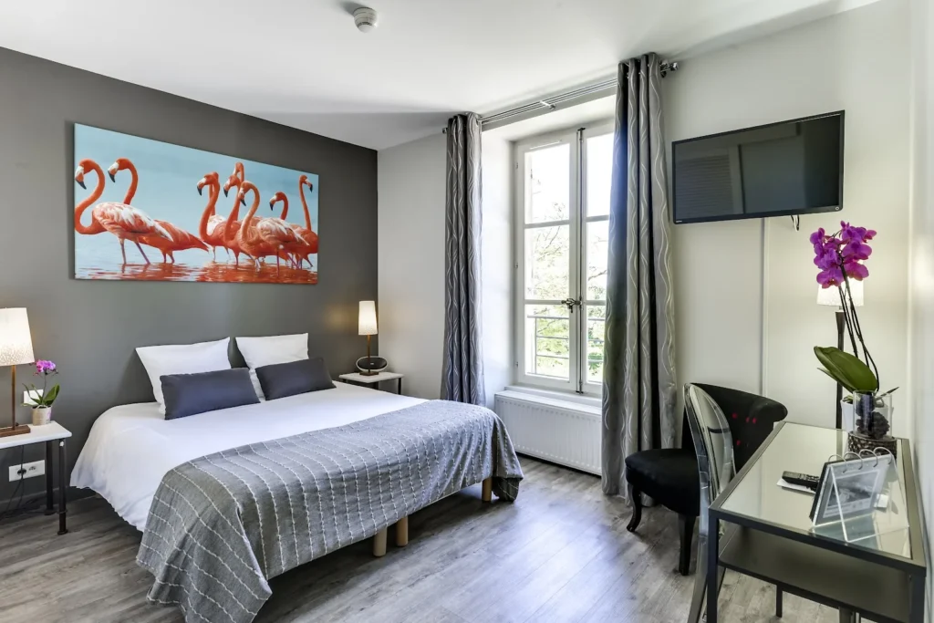Chambre double moderne avec tableau flamants roses au Domaine de l'Estelou - hébergement mariage Hérault