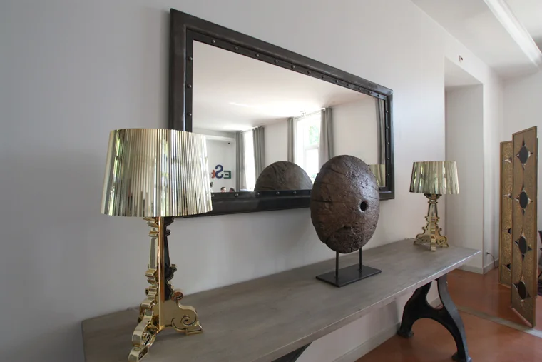 Décoration intérieure avec console, lampes dorées et miroir au Domaine de l'Estelou - mariage Hérault