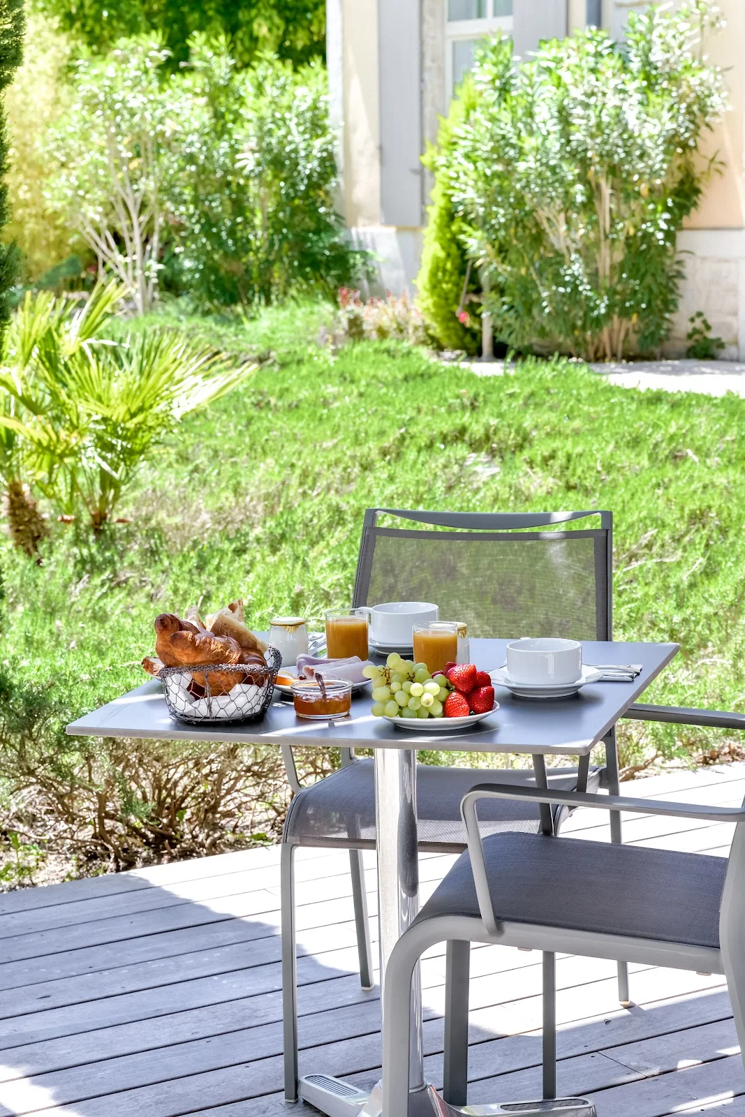 Petit-déjeuner servi en terrasse avec vue sur jardin au Domaine de l'Estelou - hébergement mariage Hérault