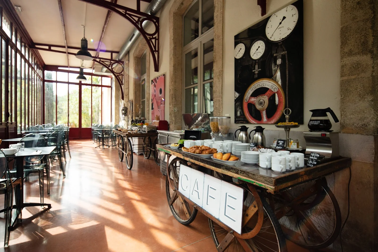 Salle vérandah style industriel avec buffet petit-déjeuner au Domaine de l'Estelou - mariage Hérault