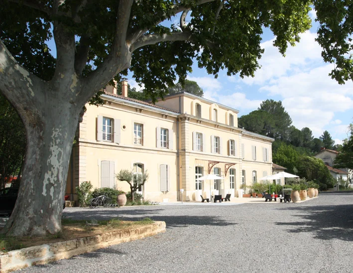 Vue extérieure de la bastide du Domaine de l'Estelou depuis la cour avec platane - lieu de mariage Hérault