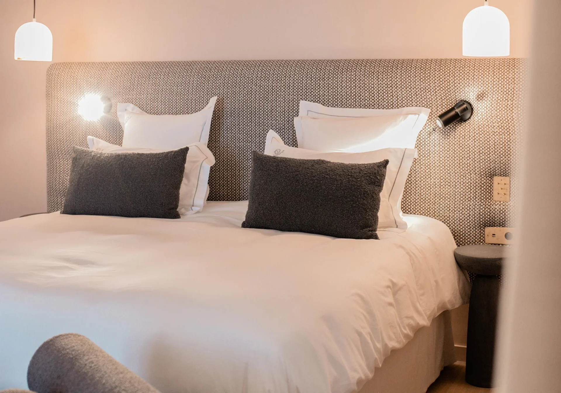 Chambre confortable et élégante du Domaine de Verchant avec grand lit et ambiance cosy, nuit de noces Hérault