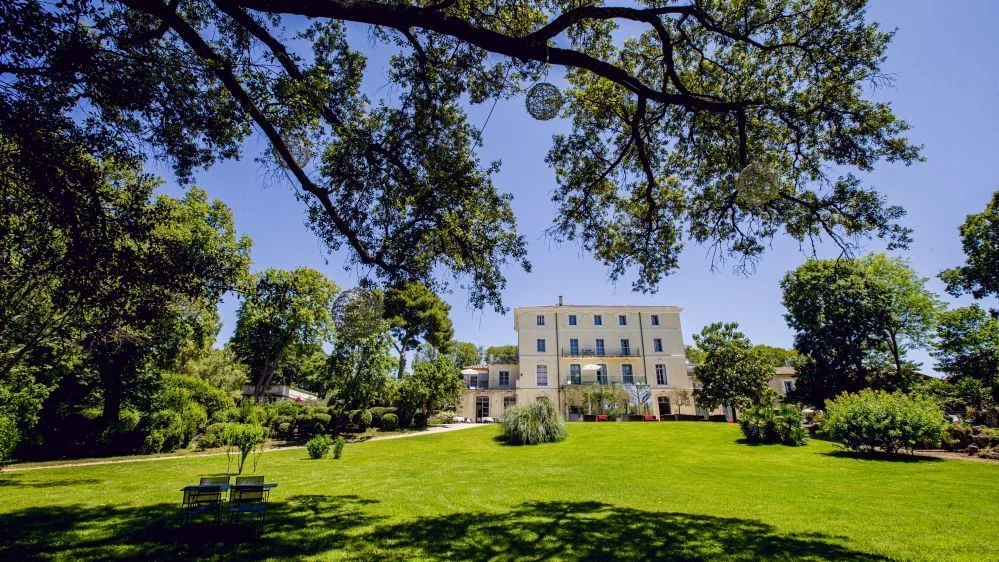 Vue panoramique du château du Domaine de Verchant depuis le parc verdoyant - lieu de mariage prestige en Hérault