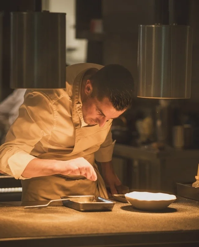 Chef du Domaine de Verchant dressant une assiette gastronomique pour un repas de mariage en Hérault