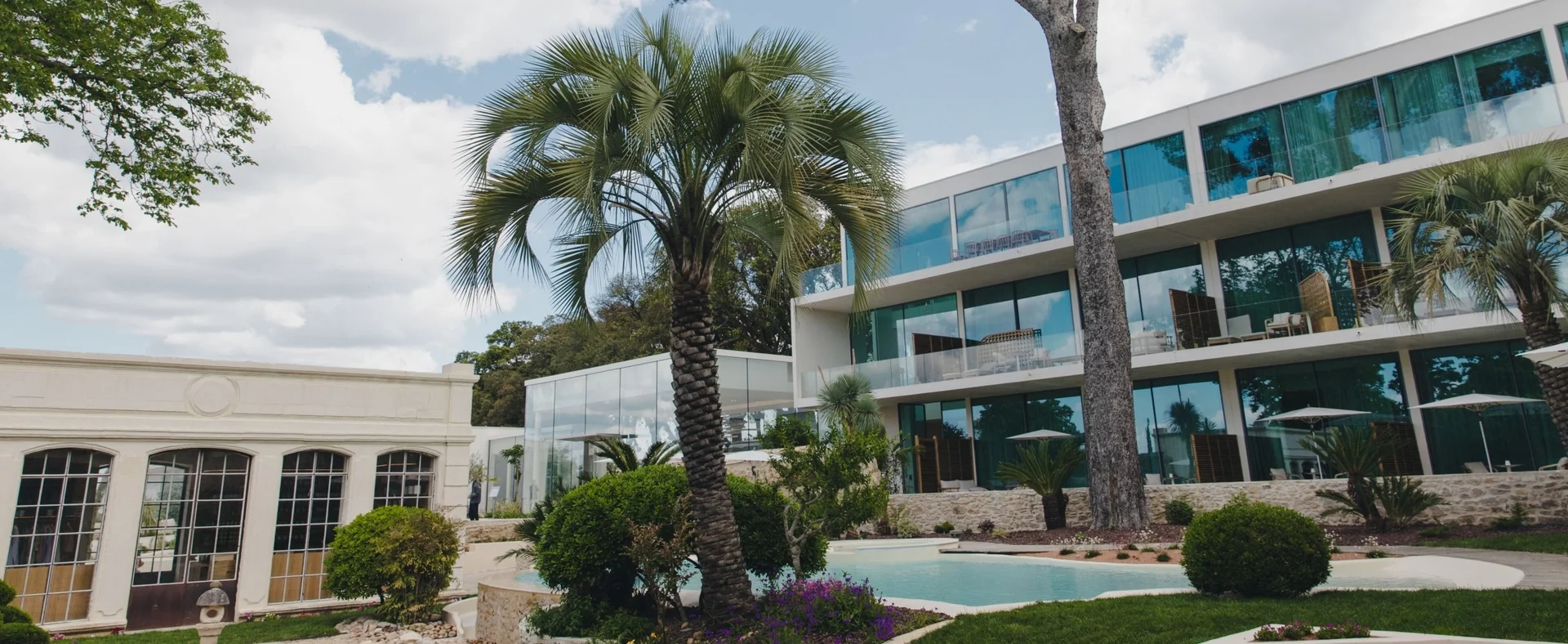 Extension contemporaine vitrée du Domaine de Verchant avec piscine et jardin paysagé, Hérault
