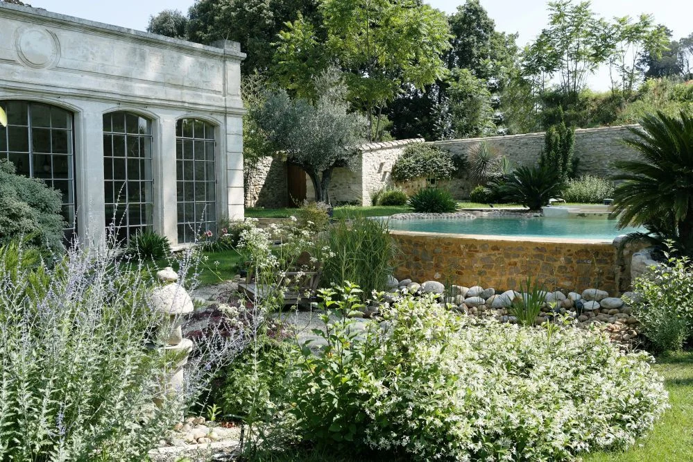 Jardin méditerranéen avec piscine en pierre et orangerie du Domaine de Verchant - mariage Hérault
