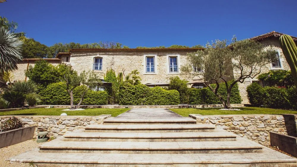Mas en pierre du Domaine de Verchant avec jardin structuré oliviers et escaliers en marbre, Hérault