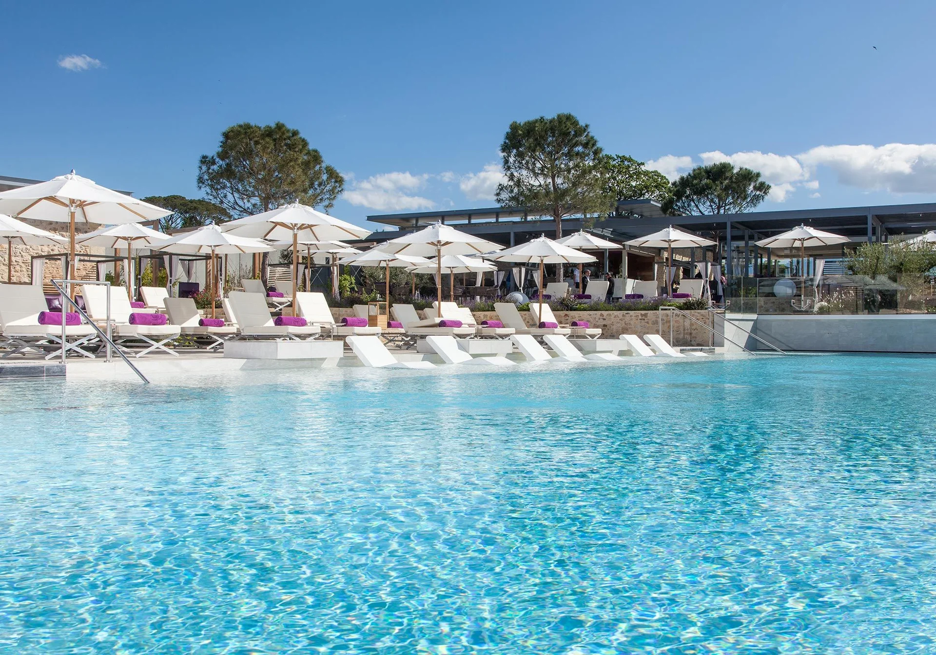 Espace piscine beach club du Domaine de Verchant avec transats et bar restaurant, cocktail mariage Hérault