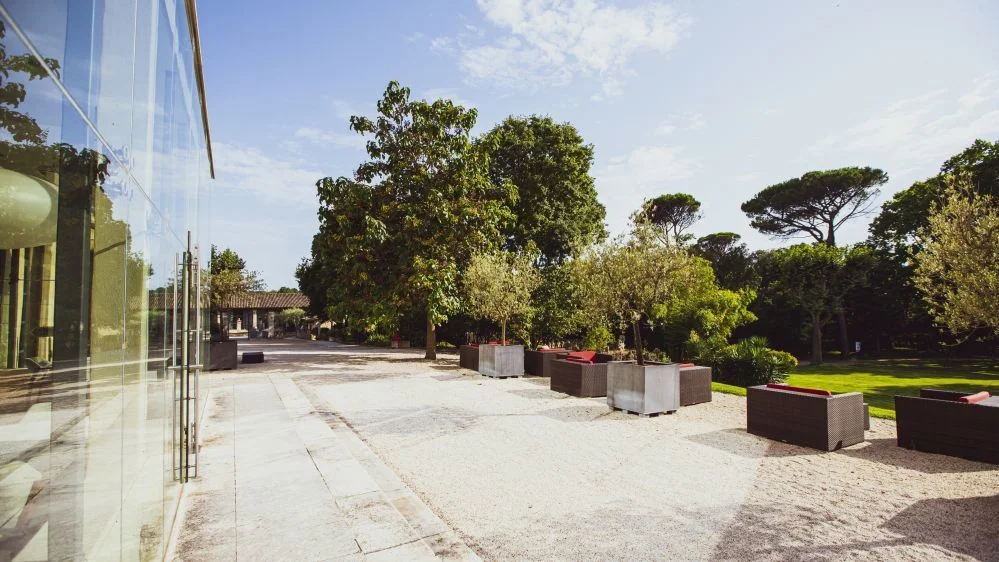 Terrasse extérieure et verrière contemporaine du Domaine de Verchant - espace cocktail mariage Hérault