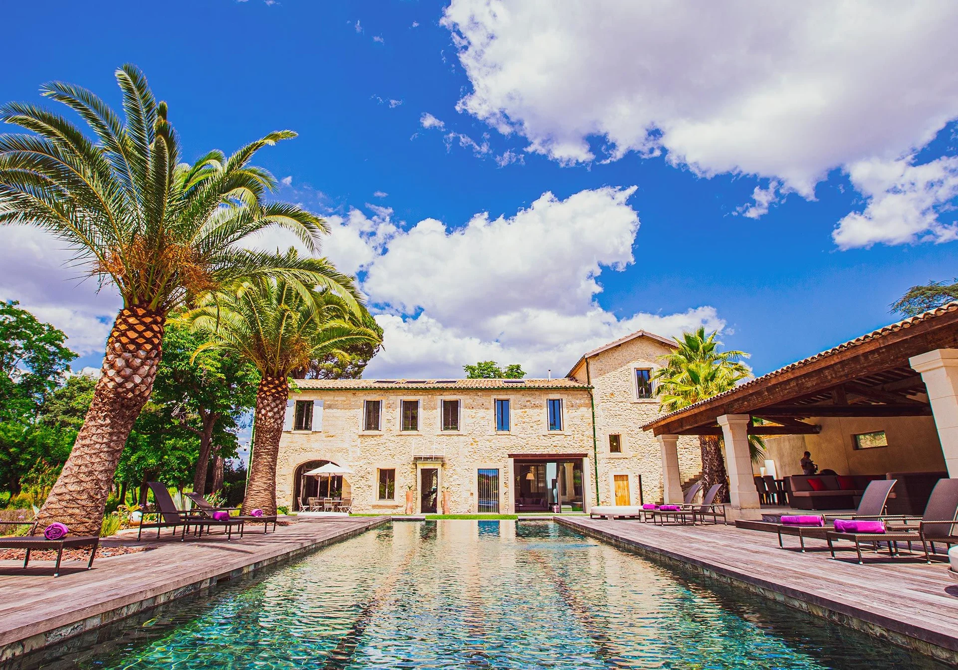 Villa en pierre du Domaine de Verchant avec piscine à débordement et palmiers, mariage luxe Hérault
