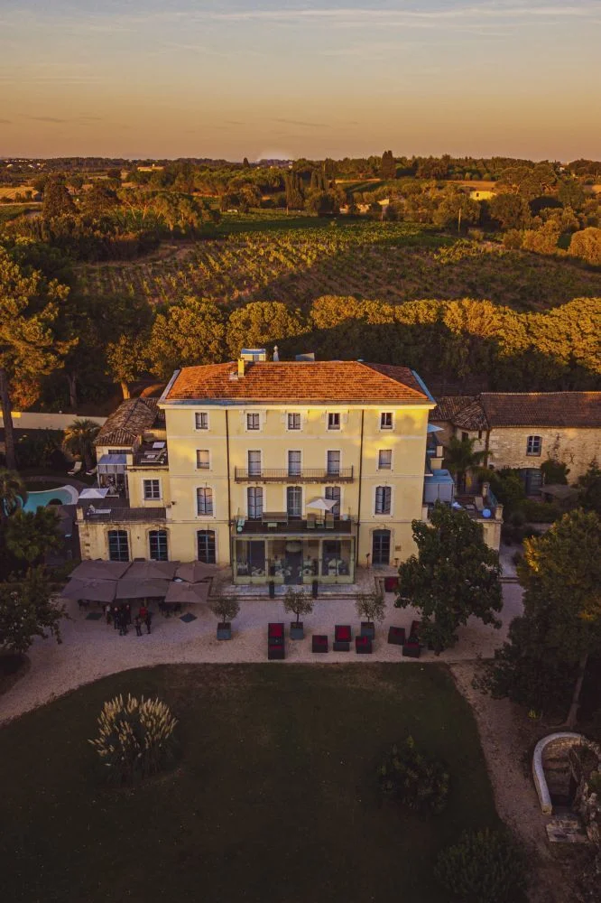 Vue aérienne au coucher du soleil du château du Domaine de Verchant au milieu des vignes, Hérault