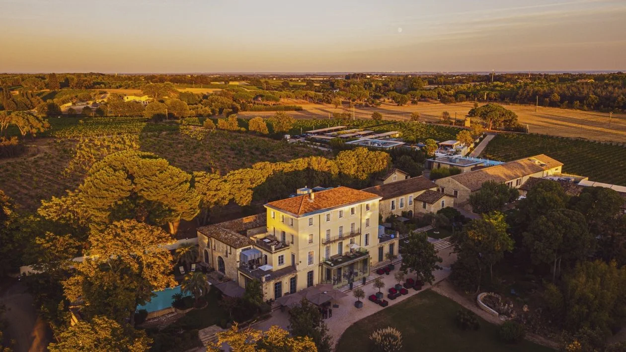 Vue aérienne du Domaine de Verchant au coucher du soleil, entouré de vignes et jardins, Hérault