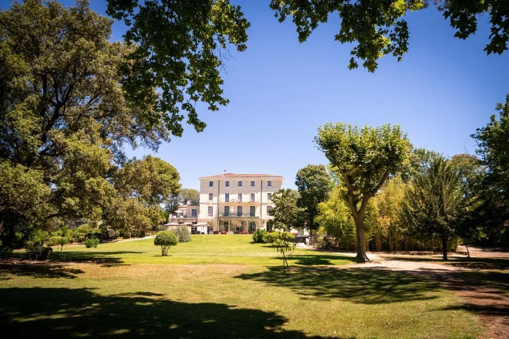 Vue depuis le parc du Domaine de Verchant avec pelouse verdoyante et arbres centenaires, mariage Hérault