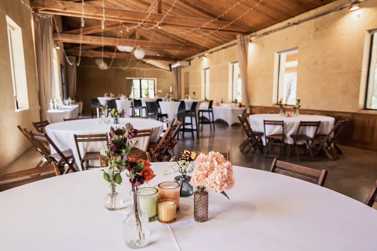 Décoration table mariage Domaine des Hospitaliers Hérault avec fleurs et bougies colorées