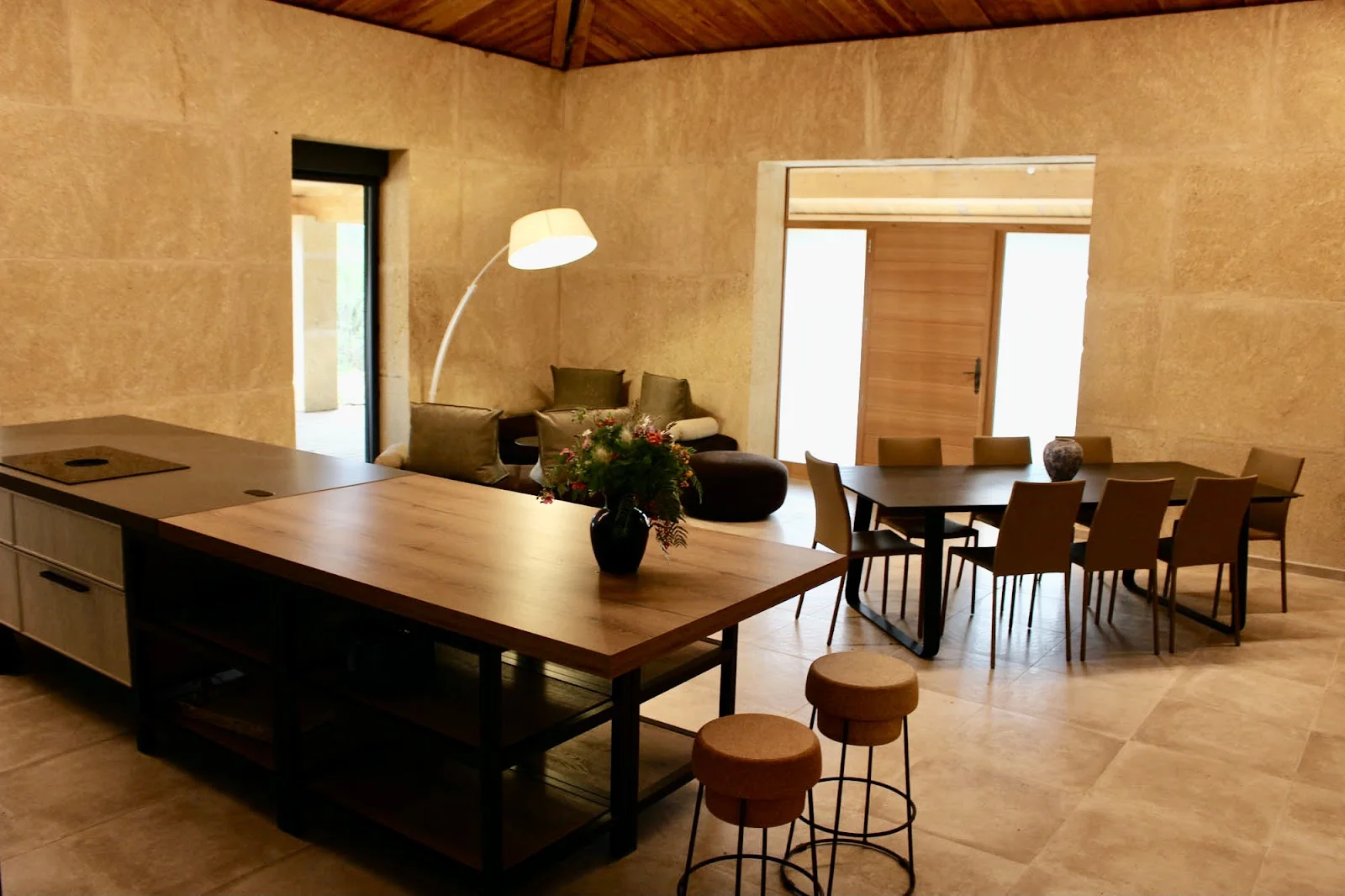 Espace de vie hébergement gîte Domaine des Hospitaliers Hérault avec cuisine moderne et murs en pierre