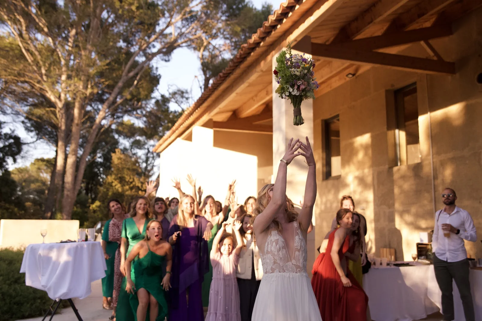 Lancer du bouquet de mariée au Domaine des Hospitaliers Hérault lors d'un mariage en extérieur