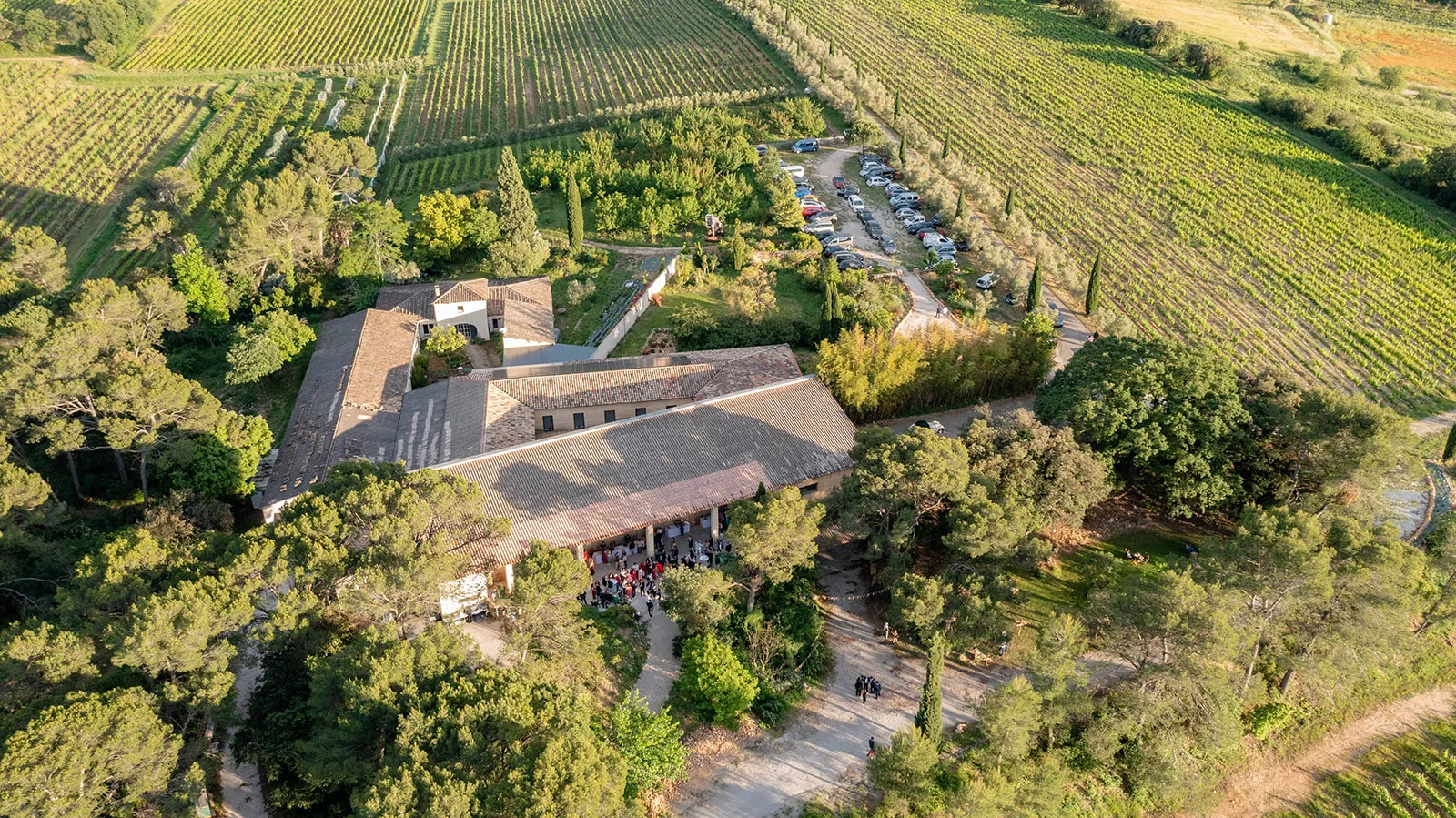 Vue aérienne Domaine des Hospitaliers dans l'Hérault entouré de vignes pour mariage en pleine nature
