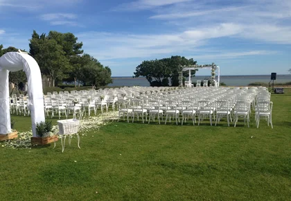 Cérémonie de mariage en plein air sur la pelouse du Domaine des Moures face à l'étang de Thau, Hérault