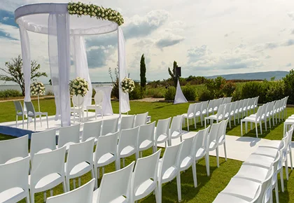 Cérémonie laïque au Domaine des Moures avec arche blanche et vue sur l'étang de Thau, Hérault