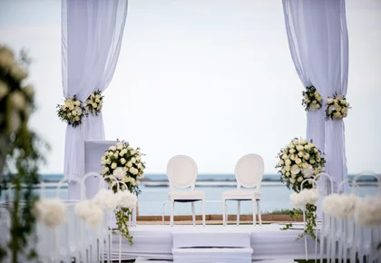 Allée de cérémonie de mariage en plein air au Domaine des Moures face à l'étang de Thau, Hérault