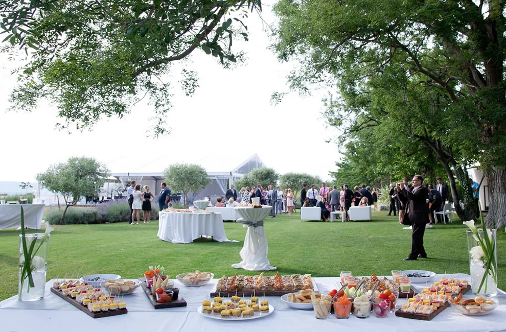 Cocktail de mariage en extérieur au Domaine des Moures avec buffet de mignardises sous les arbres, Hérault