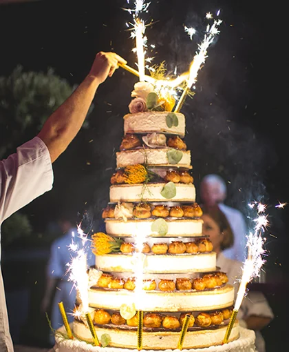 Gâteau de mariage monumental avec sparklers au Domaine des Moures, pièce montée choux et fruits exotiques, Hérault